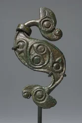 ロマノブリティッシュ「ドラゴネスク」フィブラ（ブロンズ）